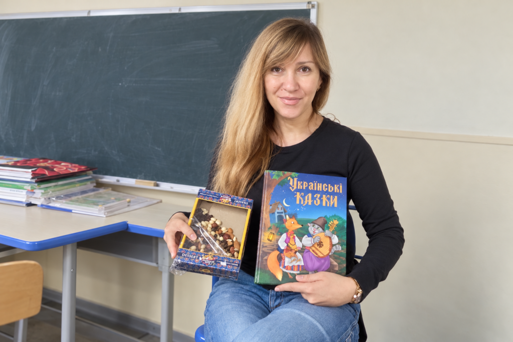 Лейла Абдулаєва, вчителька Броварського ліцею № 9, із книжкою «Українські казки».